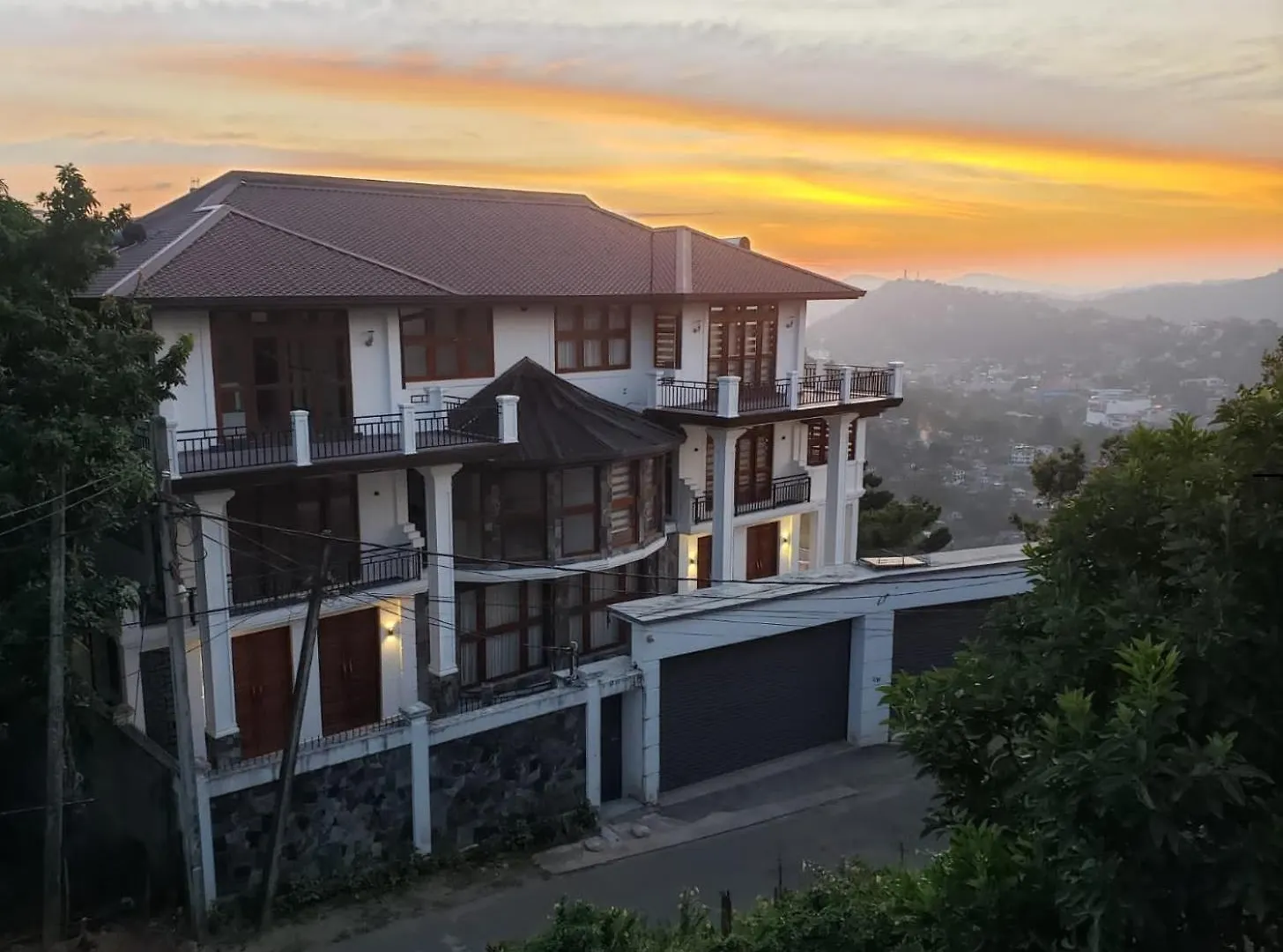 Golden King Residence Канди 0*,